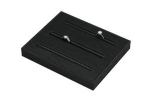 黑色泰絲布珠寶飾品展示櫃內部陳列三條戒盤