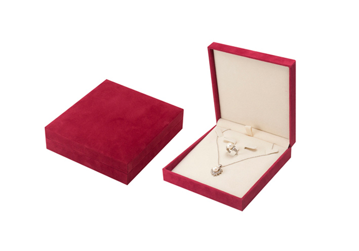 Jewellbox Red Square Velvet Jewellery Box - 8x8x3cm - Perfect For Necklaces, Bracelets, Earrings - Gift Ready