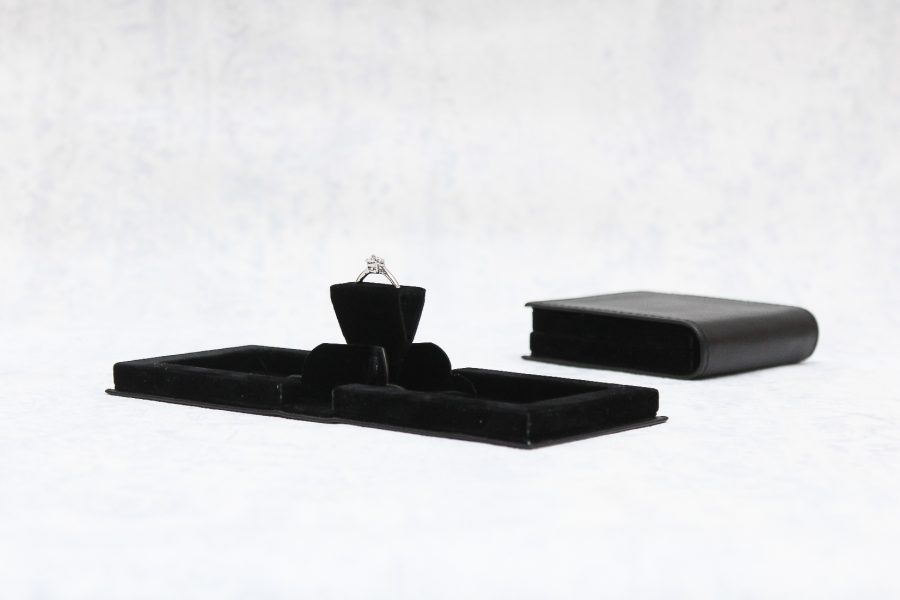 黑色皮革低調皮夾式旋轉求婚盒