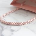 蒂凡妮壓紋紙袋繩子特寫-粉紅色提繩