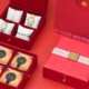 中國風紅色絨布木盒，可放4入月餅，月餅吃完後可當珠寶盒使用唷！